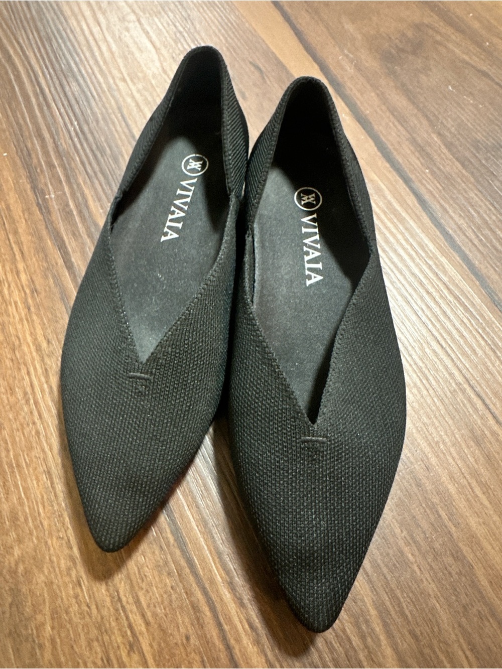 Vivaia Women's Black Pointed Knit Ballet Flats